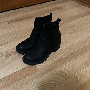 Dirty Laundry, size 7.5